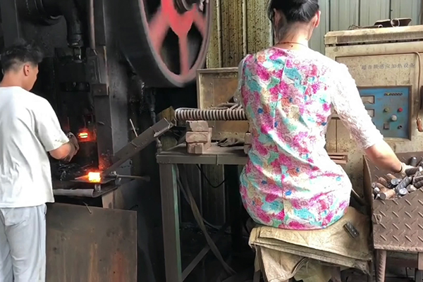 螺纹钢筋通过超音频91视频黄色下载大全加热设备加热后 冲床锻压成螺母坯型