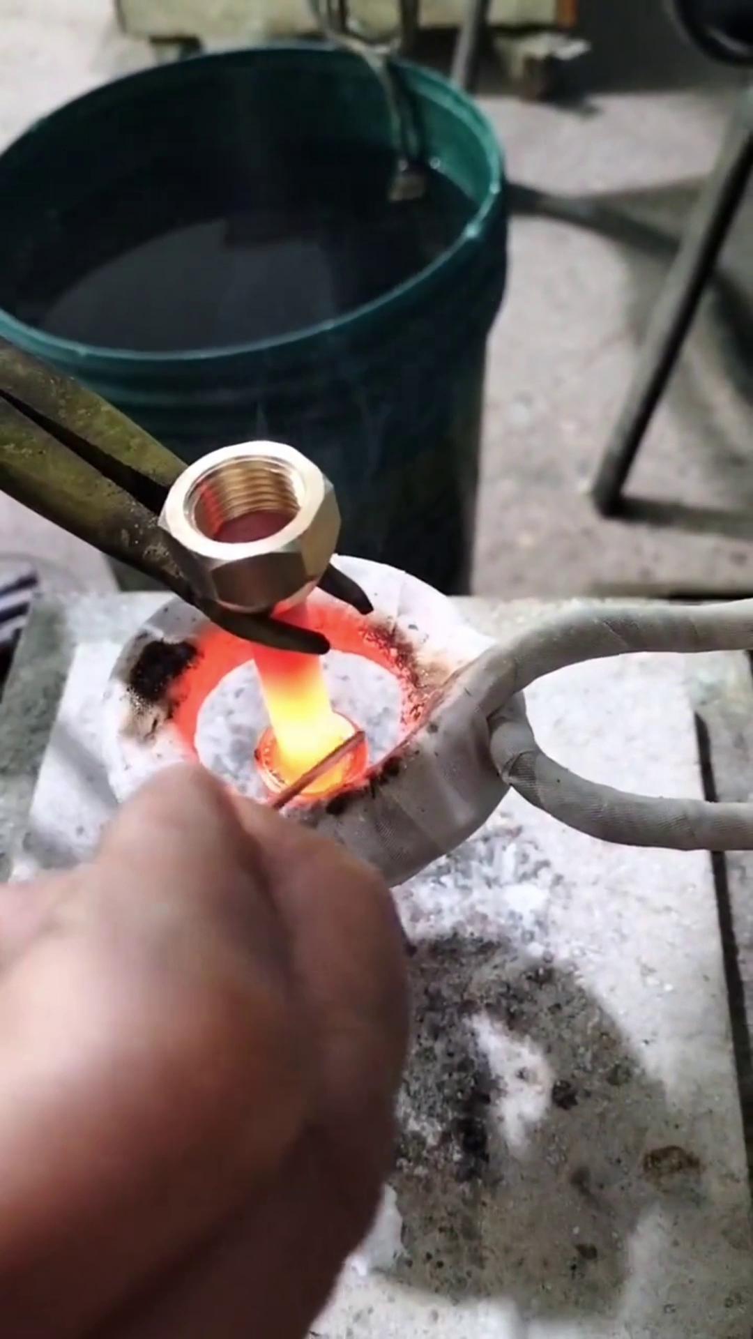 你还在用传统的火焰焊接铜管吗 人家都用上91视频黄色下载大全加热设备做铜管焊接了
