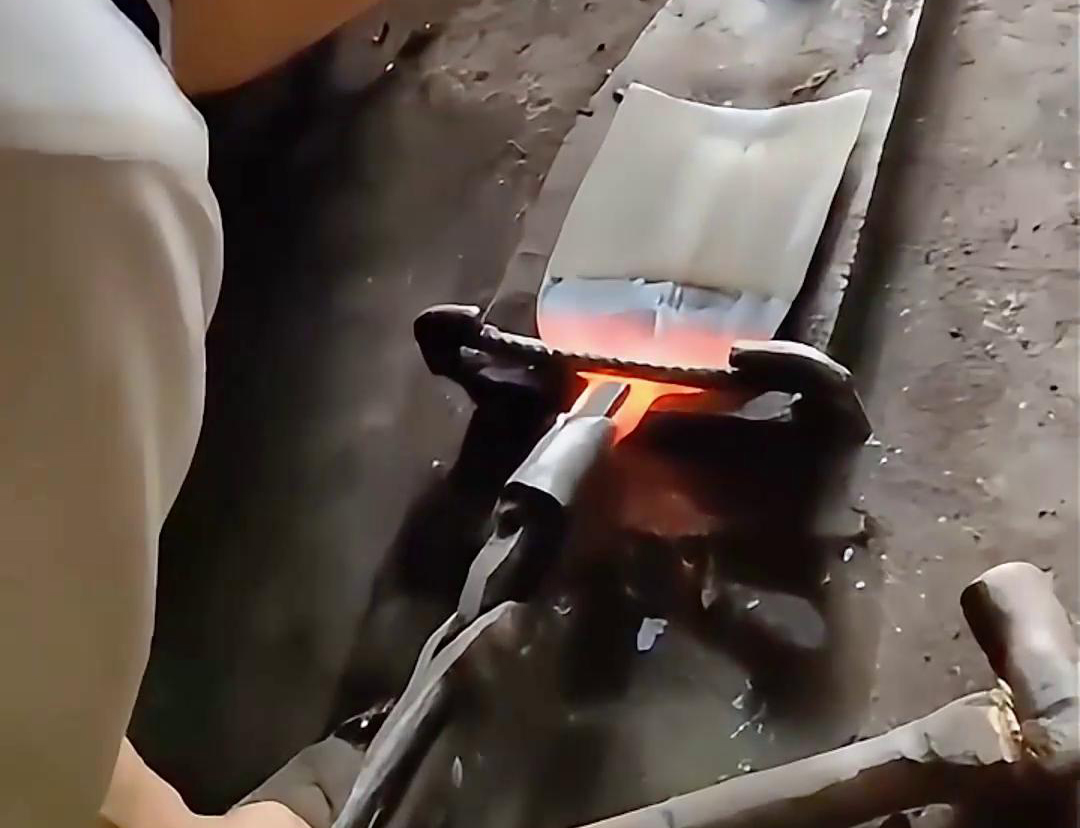 超音频91视频黄色下载大全加热设备对农用锄头进行加热退火热处理折弯