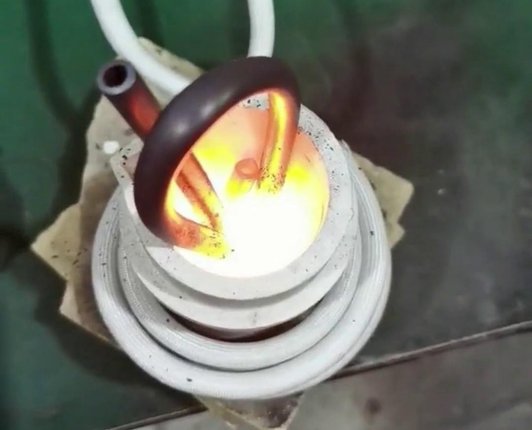 小型高频熔炼炉以其高效、精确、环保的特性成为诸多领域进行金属熔炼的优选设备