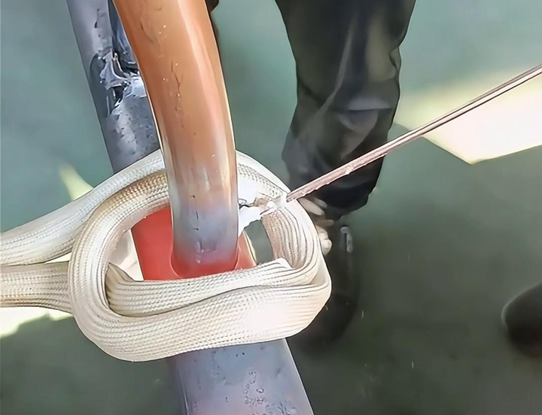 使用高频焊机进行铜管焊接，可以大大提高工作效率