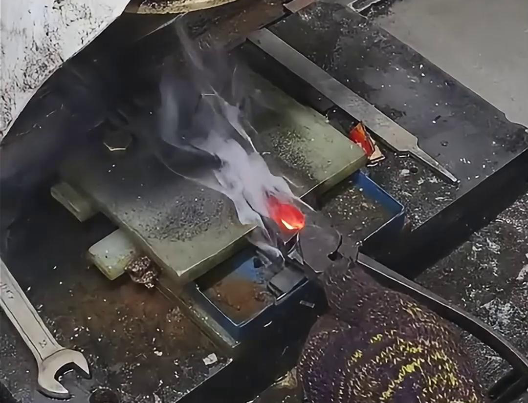 老虎钳口淬火就是使用高频淬火机快速加热，并在短时间内将其冷却