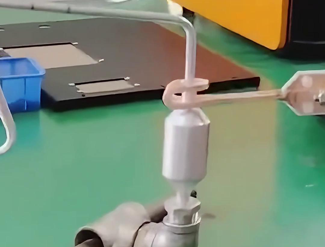 铝管铝储液器正在进行钎焊，用的是手持式高频91视频黄色下载大全焊机