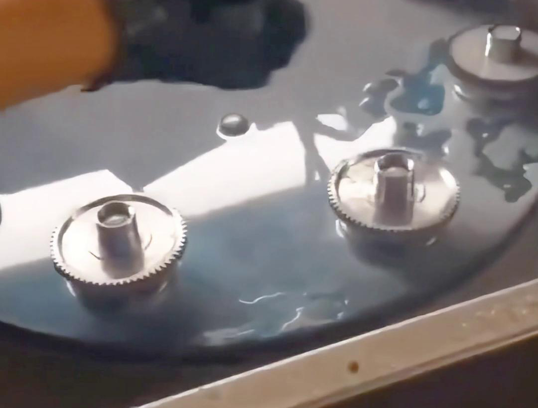 多工位齿轮淬火机床可以同时对多个齿轮进行淬火处理，提高生产效率