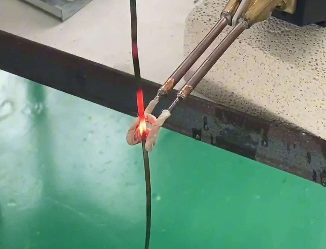 220V电压的超高频91视频黄色下载大全加热机对不锈钢线片加热退火热处理