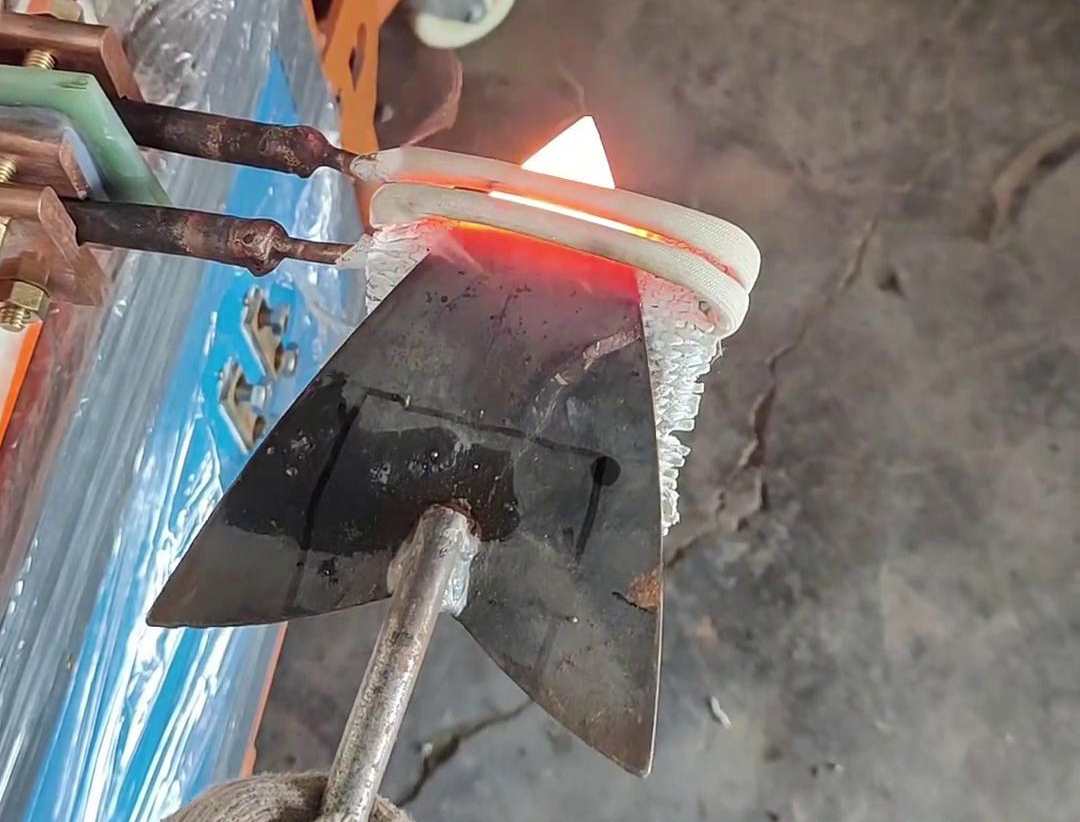 高频加热机：类三角铁锹小型工具淬火热处理的高效之选