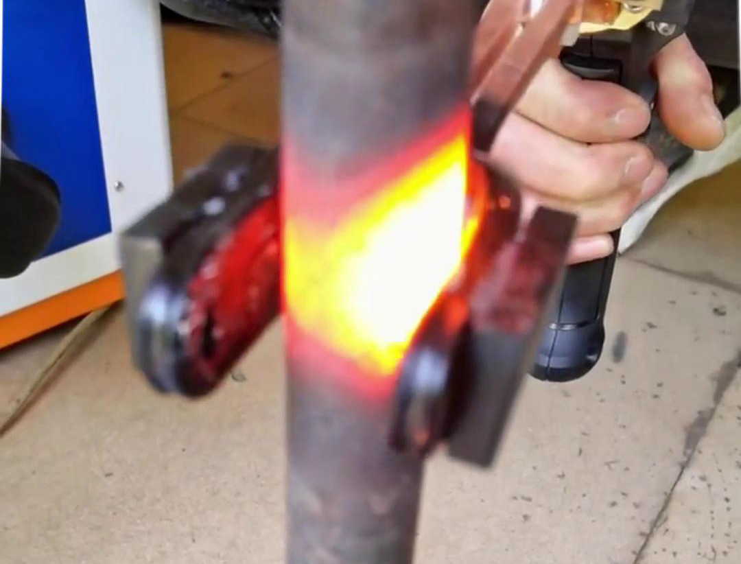 手持式高频加热机U型开口线圈对直径22mm，厚度为3mm钢管加热测试
