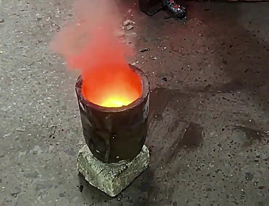 91视频在线免费小型中频熔炼炉助力黄金矿粉熔炼测试(图1)