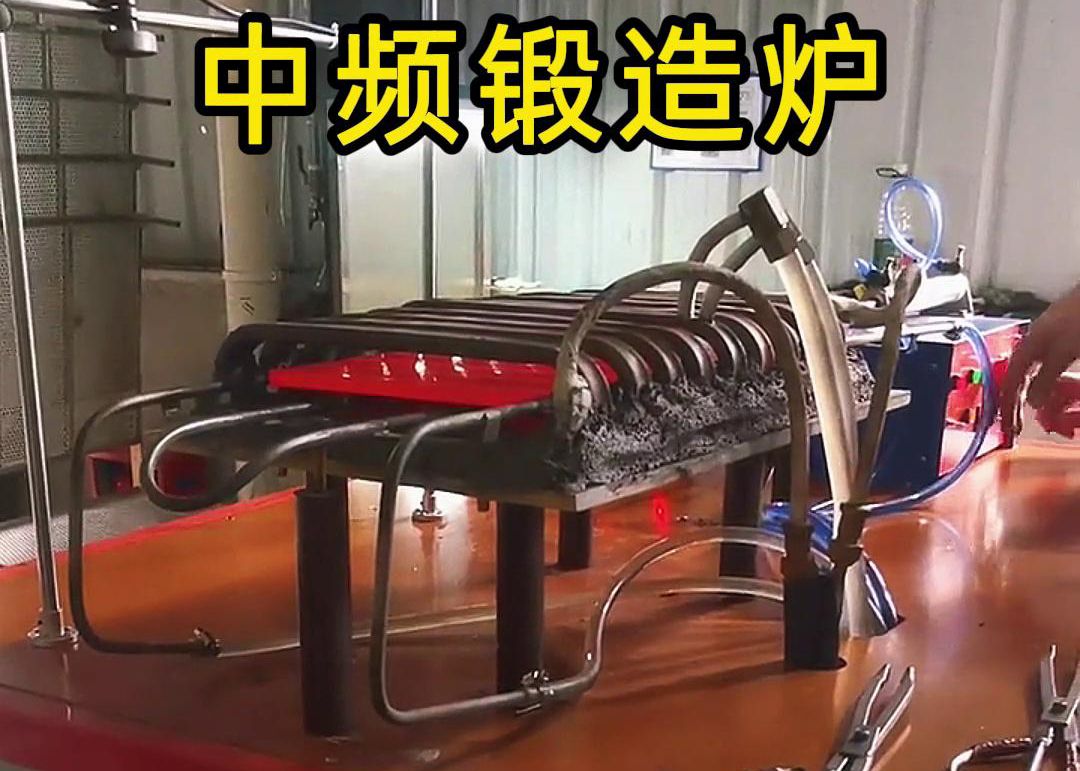 中频铜板锻造加热炉，采用91视频黄色下载大全加热技术，配合送料机自动上下料