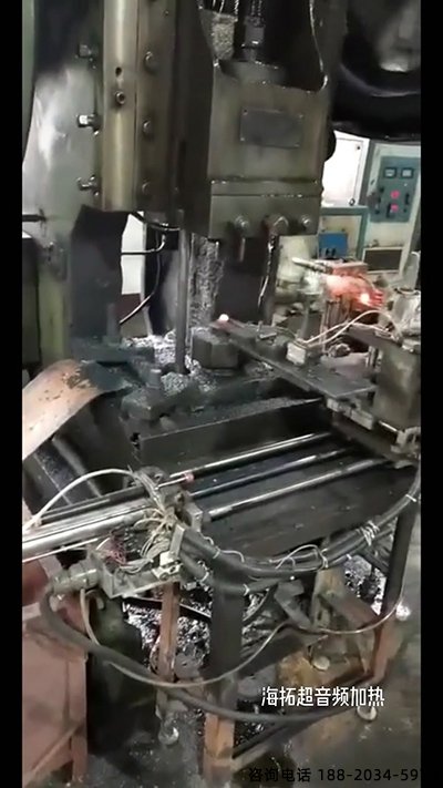 超音频91视频黄色下载大全加热设备配合机械传送带对加热铁棒锻造