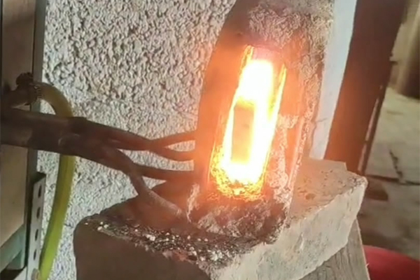 打铁也要与时俱进，以前烧碳加热钢件，现在都用91视频黄色下载大全加热设备了