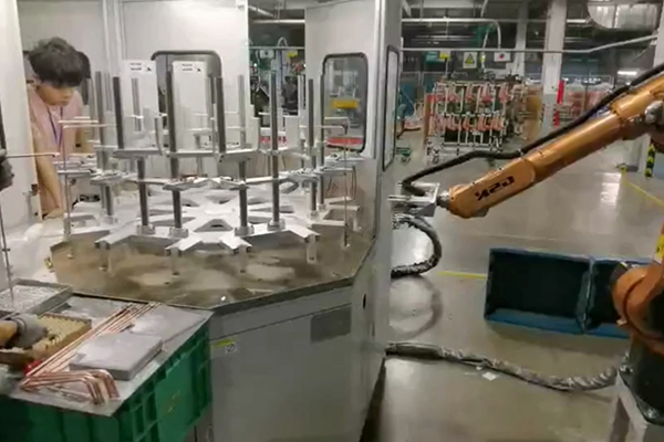 工厂实拍，配备机械手臂的高频钎焊设备焊接铜管